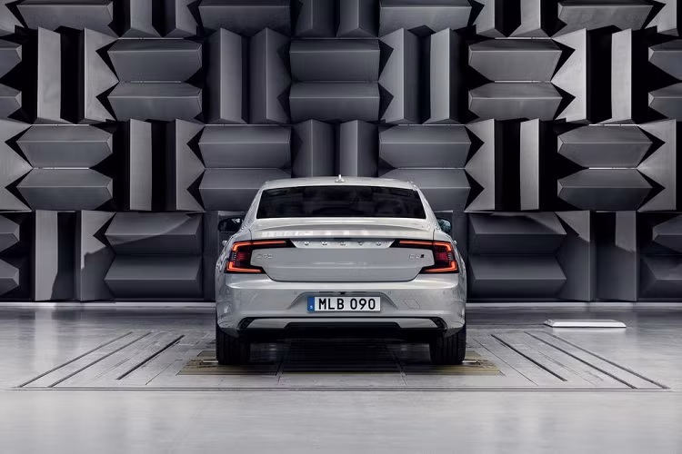 Bên cạnh đó, Volvo cũng đã bổ sung hệ thống Làm sạc Không khi Nâng cao (AAC) với cảm biến hạt PM 2.5. Lần đầu được phát triển dành cho thị trường Trung Quốc, hệ thống này cho phép người dùng theo dõi chất lượng không khí bên trong khoang cabin thông qua 1 màn hình trung tâm. Đặc biệt, nghiên cứu này có khả năng làm sạch không khí bên trong, khử hầu hết các hạt bụi mịn, bụi nhỏ chỉ trong vài phút.