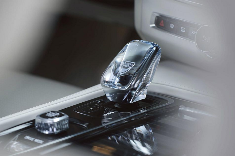 Bên trong khoang cabin, nét thay đổi đắt giá đến từ sự bổ sung của hệ thống âm thanh ‘Bowers and Wilkins’, mang tới trải nghiệm âm thanh tuyệt vời hơn thế hệ cũ. Hệ thống này tích hợp một bộ khuếch đại được nâng cấp, khả năng khử tiếng ồn tự động và một thiết lập mới có khả năng tạo âm như 1 ban nhạc Jazz thực thụ.”