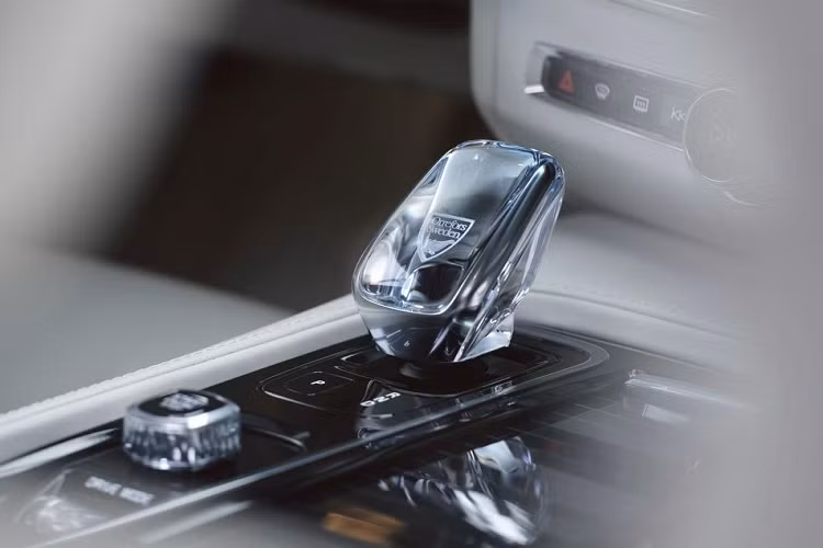 Bên trong khoang cabin, nét thay đổi đắt giá đến từ sự bổ sung của hệ thống âm thanh ‘Bowers and Wilkins’, mang tới trải nghiệm âm thanh tuyệt vời hơn thế hệ cũ. Hệ thống này tích hợp một bộ khuếch đại được nâng cấp, khả năng khử tiếng ồn tự động và một thiết lập mới có khả năng tạo âm như 1 ban nhạc Jazz thực thụ.”