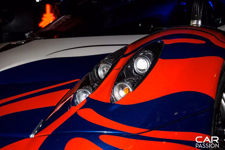 Đuôi xe sử dụng hai tông màu chính là xanh dương và trắng tinh tế hơn, những họa tiết uốn lượn đẹp mắt kết hợp với những đường chỉ được trang trí trên các chi tiết được làm từ sợi carbon trên thân xe, tạo điểm nhấn cho Pagani Huayra. Được biết, đây là lần thứ 4 vị doanh nhân nổi tiếng đổi màu cho xe, xe sở hữu lớp sơn nguyên bản màu cam đồng Varennesite Arancione đẹp mắt, đi kèm với đó là bộ mâm đa chấu sơn bạc cùng khóa tâm bánh xe.