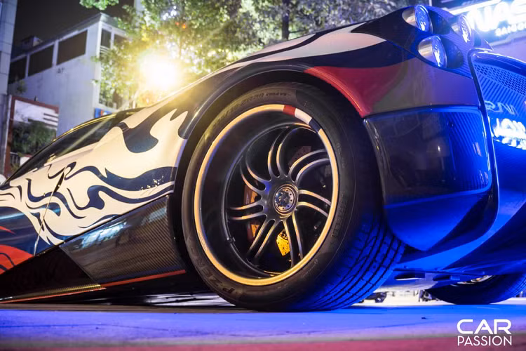 Phần đầu xe sử dụng màu xanh làm nền cho những hoa văn màu đỏ uốn lượn từ cản trước đến các vè bánh xe, vị trí trung tâm được dán trắng với logo được thiết kế riêng gồm những số La Mã tượng trưng cho số “405”, con số này thường xuyên xuất hiện trên những mẫu xe thuộc sở hữu của doanh nhân Phạm Trần Nhật Minh.