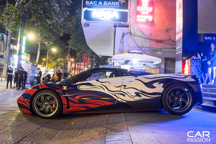 Chỉ có 100 chiếc Huayra được chế tạo đi kèm với giá bán 1,1 triệu Đô-la nhưng chắc chắn chủ nhân của mỗi chiếc Huayra phải trả nhiều hơn số tiền đó nếu muốn biến “tác phẩm nghệ thuật” của mình trở nên độc nhất.