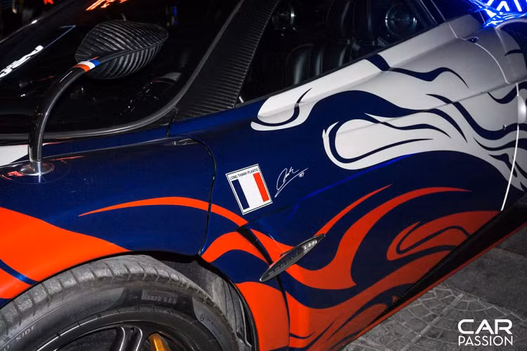 Điều đó cũng dễ hiểu khi thần gió Pagani Huayra chỉ được sản xuất giới hạn với số lượng chỉ 100 xe trên quy mô toàn cầu, không những vậy giá bán của Huayra cũng đủ để khiến không ít người phải ngao ngán khi lên đến hàng triệu Đô-la.