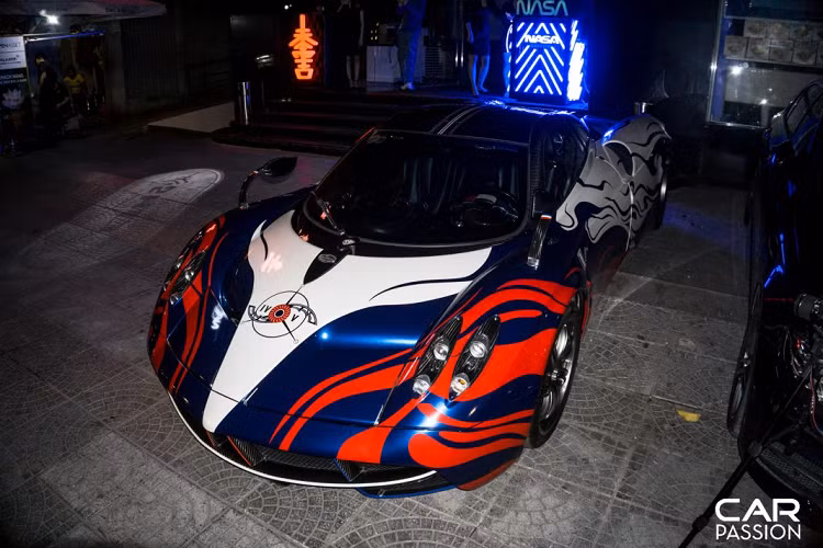 Không những được trau chuốt ở vẻ bề ngoài, Pagani Huayra còn sở hữu một khoang nội thất với các chi tiết kim loại đều được gia công từ vật liệu titanium, bên cạnh đó là các chi tiết làm từ sợi carbon như vô-lăng, táp-pi cửa, bảng táp-lô,… Tại thị trường Việt Nam, mức giá mà doanh nhân Phạm Trần Nhật Minh phải bỏ ra để mang siêu phẩm này về garage của mình vẫn chưa được tiết lộ.