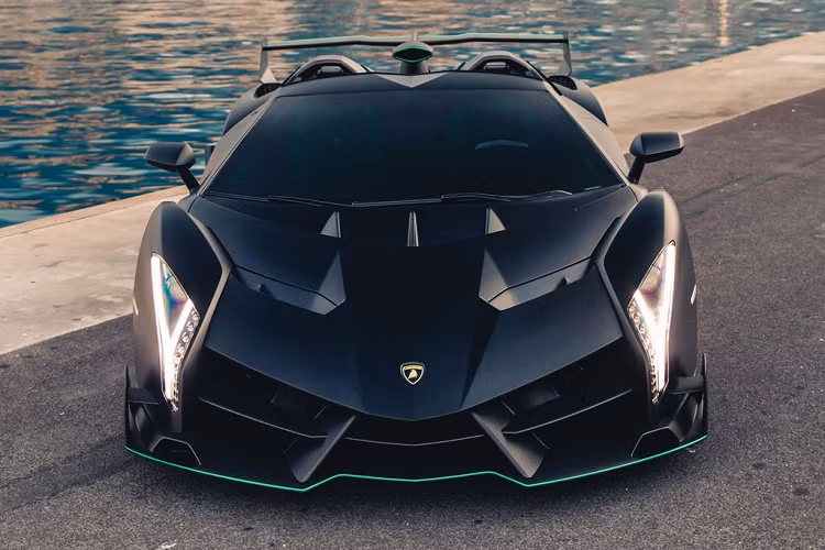 Chiếc siêu xe Lamborghini Veneno Roadster trong ảnh được sản xuất năm 2015. Nó là chiếc thứ hai trong số 9 chiếc được sản xuất.