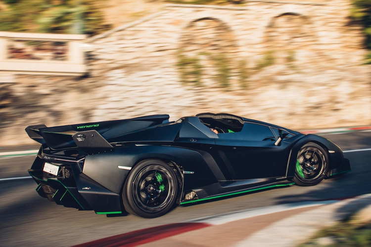 Đây có lẽ là một trong những siêu xe hiếm nhất của Lamborghini. Lamborghini Veneno Roadster sẽ được bán đấu giá tại Paris tháng tới, mức giá ấn định ban đầu là 5,6 triệu USD (tương đương khoảng 129,78 tỷ đồng).