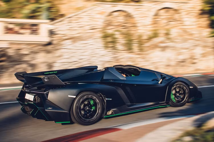 Đây có lẽ là một trong những siêu xe hiếm nhất của Lamborghini. Lamborghini Veneno Roadster sẽ được bán đấu giá tại Paris tháng tới, mức giá ấn định ban đầu là 5,6 triệu USD (tương đương khoảng 129,78 tỷ đồng).