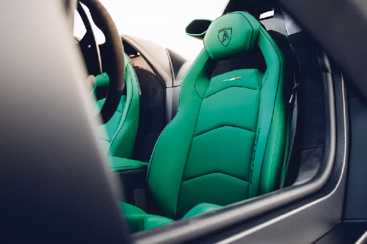 Phải mất vài năm nữa, sức mạnh của Veneno mới bị các đàn em như Aventador SVJ và Centenario qua mặt. Centenario là siêu xe thay thế vị trí của Veneno nhưng được sản xuất với số lượng lớn hơn – 40 chiếc.