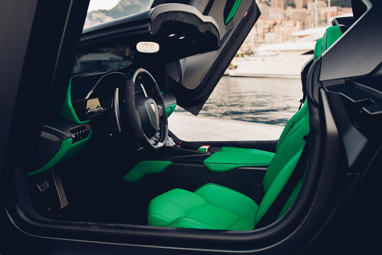 Chiếc Lamborghini Veneno Roadster đấu giá này được sơn đen bóng. Nội thất kết hợp giữa đen và xanh.
