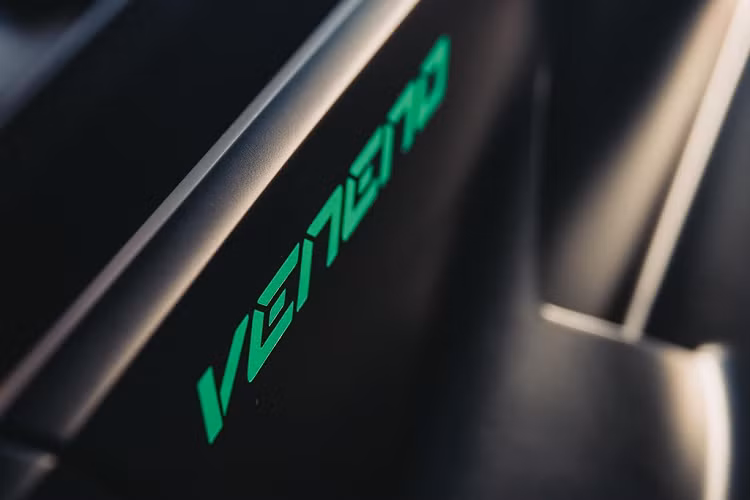 Là mẫu xe kỷ niệm 50 năm thành lập thương hiệu Lamborghini, Veneno được phát triển từ Aventador với kiểu dáng bắt mắt như xe đua Le Mans, và phần nào giống phi cơ tàng hình trên mặt đất.