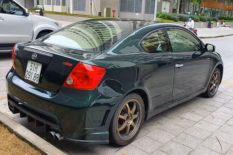 Tại Việt Nam, thỉnh thoảng người yêu xe Nhật sẽ bắt gặp nhiều mẫu xe mang thương hiệu Scion như Scion FR-S, mẫu xe chia sẻ chung nền tảng với Toyota 86 hay “bé hạt tiêu” Toyota iQ Scion và cho đến chiếc tC Coupe thể thao này.