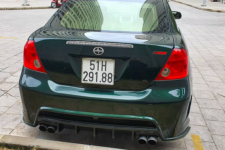 Động cơ AR của Scion tC chia sẻ chung với động cơ của mẫu sedan Camry, Venza hay các dòng xe khác của Toyota nên nó rất bền bỉ, lành tính và tiết kiệm. Hiệu suất 160 mã lực và mô-men xoắn 221Nm cho chiếc coupe cỡ nhỏ, trọng lượng thấp giúp chiếc coupe Scion tC mang lại cảm giác cầm lái thể thao, thú vị trong phân khúc của nó.