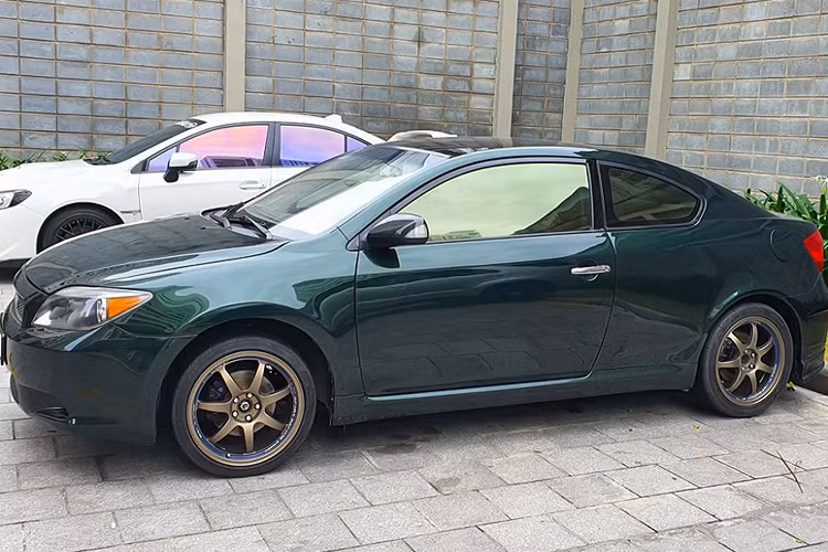 Scion tC Coupe sở hữu nội thất tương đối rộng rãi và thoải mái. Vì là một mẫu xe coupe thể thao phổ thông đời cũ, nên những tiện nghi của Scion tC ở mức đủ dùng như: cửa sổ chỉnh điện một chạm lên xuống, điều hòa không khí, vô lăng tích hợp điều khiển âm thanh vô lăng, hệ thống âm thanh Pioneer 160 watt, đầu CD,…