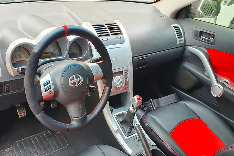 Được biết, mẫu xe Scion tC Coupe đời cũ này có số lượng không quá 5 chiếc tại Việt Nam, khiến nó trở thành hàng hiếm. Chiếc tC này tại TP. HCM được đánh giá là còn khá “chất” và có giá trị khoảng hơn 500 triệu đồng. Mẫu xe này sản xuất năm 2006, nhập khẩu từ Mỹ.