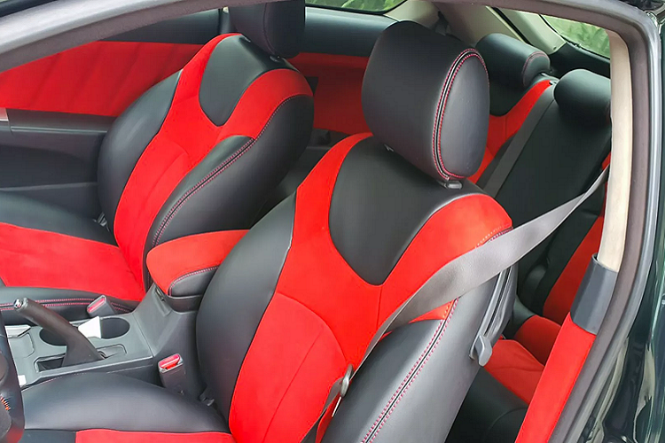 Bên dưới nắp ca-pô của của chiếc Scion tC tại Việt Nam là động cơ xăng 4cyl thẳng hàng, dung tích 2.4L, mã 2AR-FE, hút khí tự nhiên, cam đôi DOHC, 16 van, sử dụng công nghệ điều chỉnh van biến thiên VVT-i của Toyota, cho công suất tối đa 160 mã lực tại 5.700 vòng/phút và mô-men xoắn cực đại đạt 221 Nm từ 4.000 vòng/phút. Sức mạnh được truyền xuống cầu trước (FWD) thông qua hộp số sàn 5 cấp (5MT).