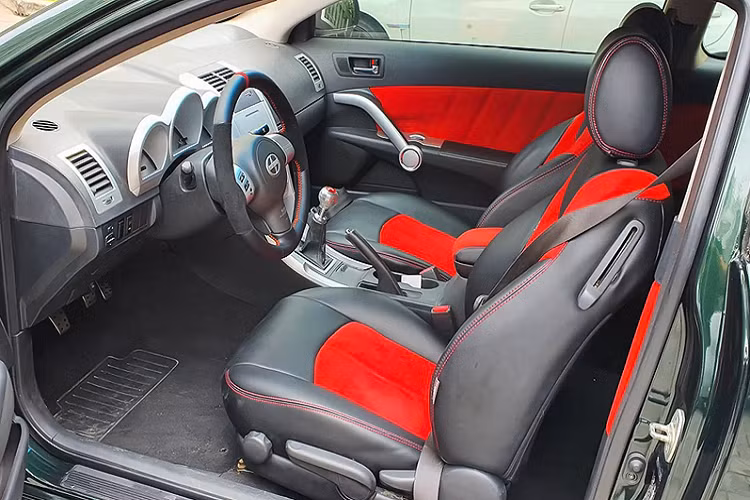 Chủ xe là một người chơi xe JDM nên dã “dọn” khá nhiều hạng mục nội ngoại thất cho xe. Cũng như về “zin” toàn bộ phụ tùng cho xe như cụm đèn pha mới, cản trước, đi kèm với việc sơn lại màu sơn Xanh Rêu mới. Bọc Da lại toàn bộ nội thất da, đi kèm với trang trí da lộn thể thao. Để mang chất thể thao đường phố hơn, “dàn chân” của xe đã được lắp bộ mâm đồ chơi 17 inch hiệu Weldsport (Nhật Bản) và hơn nữa.