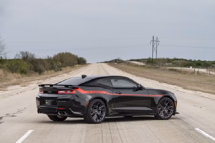 Để giúp chiếc xe đạt được hiệu suất đáng kinh ngạc này, Hennessey Performance đã phải bổ sung hệ thống siêu nạp 2.9L (thay vì 1.7L như trên nguyên mẫu), hệ thống xử lý khí thải lưu lượng cao, nâng cấp trục cam và bộ trao đổi nhiệt lớn hơn. Không chỉ vậy, các van nạp-xả của Camaro ZL1 cũng được thay thế với chất liệu thép không gỉ, giúp tăng cường đáng kể công suất của động cơ.