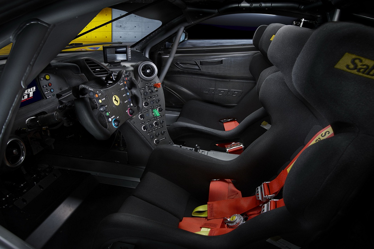 Trang bị tiêu chuẩn trên xe có thể kể đến như bộ V-Box hoạt động cùng hệ thống đo dữ liệu từ xa của Bosch, camera phía sau, ghế ngồi thứ 2, cảm biến áp suất lốp.