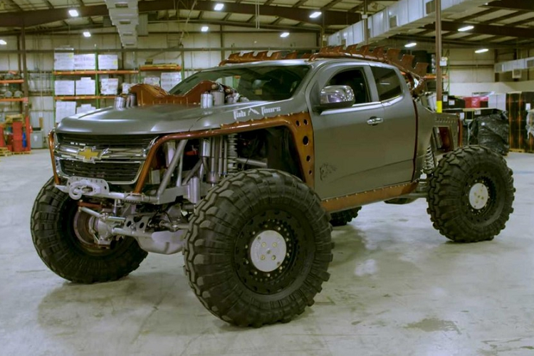 Chevrolet Colorado là một mẫu xe bán tải to khỏe với khả năng đi off-road nhất định. Tuy nhiên, như thế rõ ràng là chưa đủ đối với những người mê chinh phục địa hình, đặc biệt là những kiểu địa hình được coi là thử thách và cần đến một phương tiện “gầm cao, lốp lớn” tương xứng. Đó chính là nguyên nhân dẫn tới sự ra đời của chiếc Chevrolet Colorado độ Kymera này.