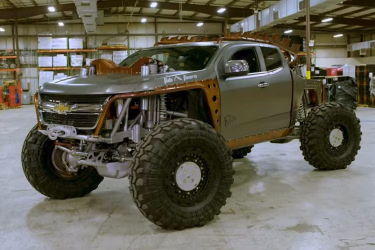 Chevrolet Colorado là một mẫu xe bán tải to khỏe với khả năng đi off-road nhất định. Tuy nhiên, như thế rõ ràng là chưa đủ đối với những người mê chinh phục địa hình, đặc biệt là những kiểu địa hình được coi là thử thách và cần đến một phương tiện “gầm cao, lốp lớn” tương xứng. Đó chính là nguyên nhân dẫn tới sự ra đời của chiếc Chevrolet Colorado độ Kymera này.