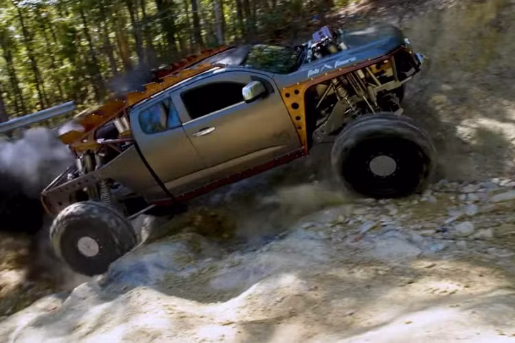 Ta có thể thấy Kymera được thiết kế để làm một phương tiện off-road tối thượng. Đội ngũ chế tạo đã kết hợp yếu tố từ nhiều dạng phương tiện địa hình khác – một phần leo đá, một phần chạy sa mạc, một phần đi đường mòn. Nó chạy trên hệ thống trục bánh cấp độ quân sự cỡ lớn với bộ lốp xe cao tới cả mét, và còn trang bị hệ dẫn động bánh sau để dễ lái hơn. Phía trước xe có trang bị một bộ tời sức kéo hơn 5,4 tấn để tự cứu bản thân khi rơi vào tình huống khó.