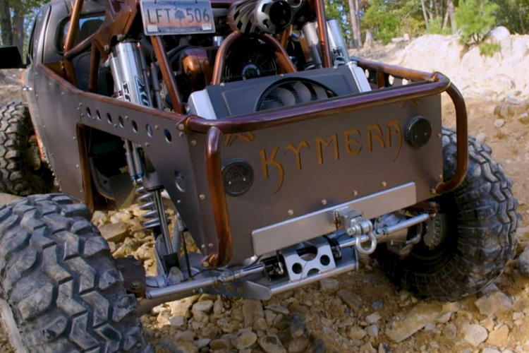 Cỗ máy hầm hố, đáng sợ mà chúng ta nói tới ở đây là sản phẩm của một xưởng độ xe ở Lancaster, South Carolina, Mỹ mang tên Fab Fours. Như đã nói ở trên, chiếc xe này từng là một chiếc Colorado 2015, nhưng giờ đây nó được gọi là quái vật địa hình Kymera. Kết hợp với một bộ thanh chống sốc Fox khổng lồ nối tới một khung độ màu nâu đỏ, chiếc bán tải này đủ sức chinh phục mọi dạng địa hình một cách đơn giản.