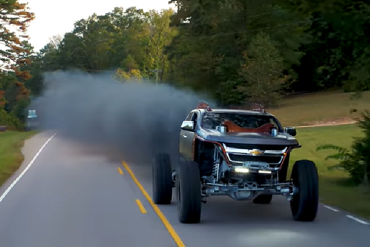 Kymera độc nhất vô nhị này sở hữu cỗ máy là một sản phẩm khiến người ta chú ý đến Fab Fours. Nói không quá khi nhận định rằng Kymera là một trong những dự án xe off-road điên rồ nhất mà chúng ta từng thấy.