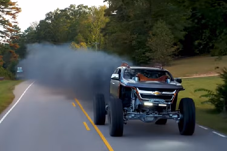 Kymera độc nhất vô nhị này sở hữu cỗ máy là một sản phẩm khiến người ta chú ý đến Fab Fours. Nói không quá khi nhận định rằng Kymera là một trong những dự án xe off-road điên rồ nhất mà chúng ta từng thấy.