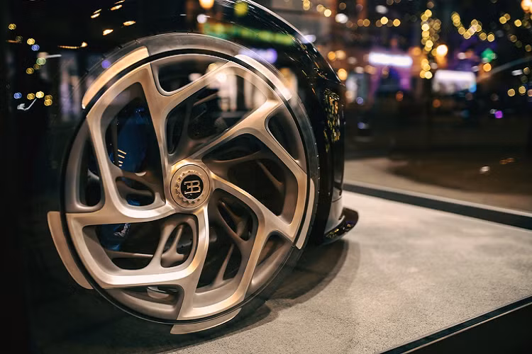 La Voiture Noire được phát triển dựa trên siêu xe Bugatti Chiron với động cơ W16 dung tích 8.0L có 4 cụm tăng áp (quad-turbo). Thông số công suất tối đa đạt 1.479 mã lực và mô men xoắn cực đại ở mức 1.600 Nm.