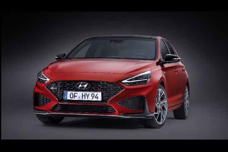 Về ngoại hình, Hyundai i30 2021 mới gây ấn tượng mạnh mẽ với lưới tản nhiệt lớn, hầm hố, 2 khe hút gió to hơn ở đầu xe. Nổi bật cạnh đó là là cụm đèn pha mỏng với công nghệ (MFR) LED và dải đèn LED chạy ban ngày chữ V độc đáo. Đèn hậu LED chữ V cũng tương ứng với cụm đèn trước. Phiên bản i30 hatchback sở hữu cản sau mới, cải thiện tính khí động học.