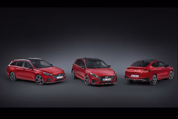 Hoàn thiện ngoại hình là bộ mâm hoàn toàn mới, cắt kim cương với kích thước 16-17 inch. Thiết kế này cùng phong cách với chiếc i20 2020 all-new vừa ra mắt hồi tuần trước. Tuy nhiên, i30 trông ấn tượng và nổi bật hơn nhờ kích thước lớn hơn và kiểu thiết kế thể thao hơn..