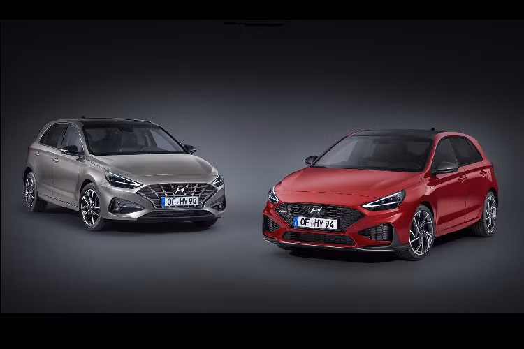 Màn hình thông tin giải trí trên i30 facelift rộng 10.25 inch, tương thích cả Apple CarPlay lẫn Android Auto. Cạnh đó là màn hình cụm đồng hồ 7 inch. Xe còn có chức năng sạc không dây tiện dụng. Hyundai còn nâng cấp cho i30 công nghệ Bluelink, cung cấp dịch vụ kết nối Connected Car Services và Hyundai LIVE Services thông qua ứng dụng trên smartphone