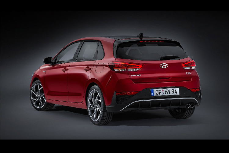 Nội thất được làm lại, đẹp hơn và thế thao hơn. Có thể thấy khe điều hòa thể thao hơn, chất liệu nội thất tốt hơn. Hyundai i30 2021 sẽ có 3 loại bọc nội thất là vải, da và kết hợp vải/ da. Phối cùng là 3 màu nội thất Pewter Gray, Ebony Brown và Charcoal Gray.