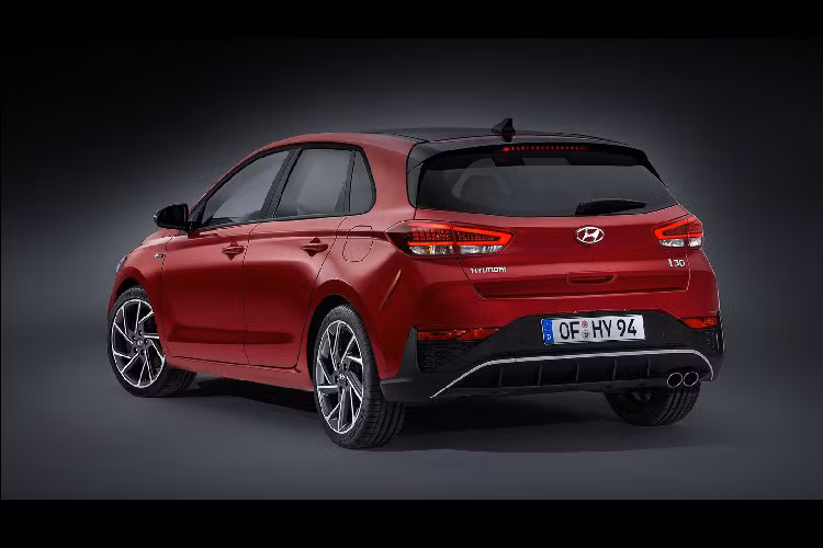 Nội thất được làm lại, đẹp hơn và thế thao hơn. Có thể thấy khe điều hòa thể thao hơn, chất liệu nội thất tốt hơn. Hyundai i30 2021 sẽ có 3 loại bọc nội thất là vải, da và kết hợp vải/ da. Phối cùng là 3 màu nội thất Pewter Gray, Ebony Brown và Charcoal Gray.