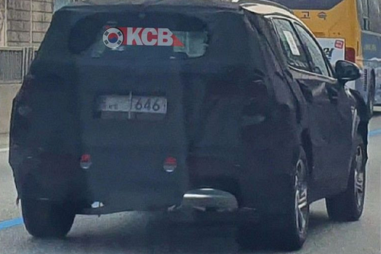 Dựa vào những hình ảnh chụp lại khi xe chạy thử có thể nhận thấy, vóc dáng tổng thể của Hyundai SantaFe phiên bản nâng cấp gần như không có sự thay đổi nào so với phiên bản tiền nhiệm. Sự khác biệt sẽ tới từ một số chi tiết như cụm đèn chiếu sáng và đèn định vị với thiết kế mới, dạng LED sắc sảo và thời trang hơn thay vì kiểu 2 tầng đơn điệu như hiện tại.