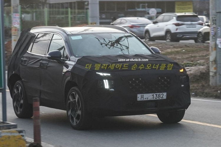 Tiếp tới, bộ mặt ca-lăng của SantaFe phiên bản nâng cấp cũng được tái thiết kế, vẫn tuân theo phong cách Cascading Grill nhưng nay được làm to với các chi tiết bên trong tinh tế hơn.