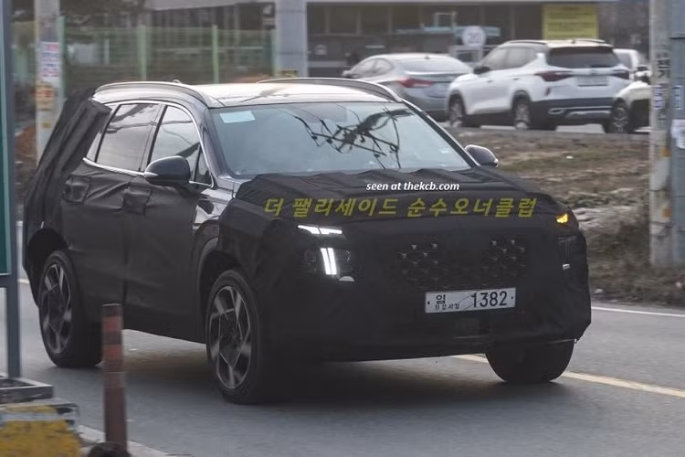 Tiếp tới, bộ mặt ca-lăng của SantaFe phiên bản nâng cấp cũng được tái thiết kế, vẫn tuân theo phong cách Cascading Grill nhưng nay được làm to với các chi tiết bên trong tinh tế hơn.