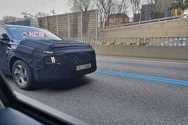 Tuy rằng, dự kiến cuối năm nay hãng xe Hàn Quốc sẽ chính thức "vén màn" Hyundai SantaFe nâng cấp mới nhưng cho tới thời điểm hiện tại, các thông tin liên quan tới trang bị và nâng cấp của xe vẫn được giữ kín.