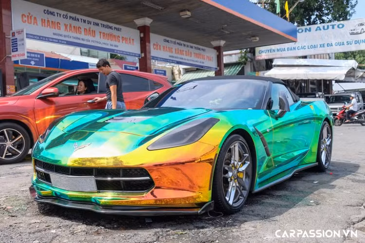 Chiếc Chevrolet Corvette C7 hàng hiếm tại Việt Nam này được xây dựng dựa trên bản concept Corvette Stingray với thiết kế ban đầu được bố trí động cơ đặt giữa nhưng cuối cùng thương hiệu xe hơi Mỹ quyết định đặt động cơ ở phía trước và sử dụng hệ dẫn động cầu sau để cắt giảm chi phí. Tại Việt Nam, thế hệ thứ 7 của dòng xe Corvette có số lượng áp đảo hoàn toàn các thế hệ còn lại với các phiên bản như : C7 Stingray Coupe/Convertible, C7 Z06 hay C7 Z06 Convertible.