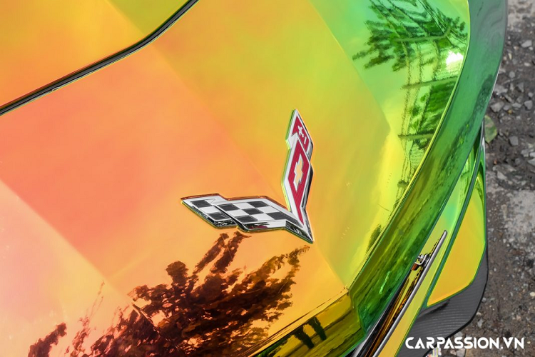 Không giống với hai mẫu xe cơ bắp Ford Mustang và Chevrolet Camaro, chiếc xe thể thao đến từ nước Mỹ - Chevrolet Corvette tại Việt Nam chỉ có số lượng đếm trên đầu ngón tay. Lí do lớn nhất dẫn đến việc dòng xe này không được khách hàng Việt ưa chuộng nằm ở giá bán còn khá cao vì sử dụng động cơ có dung tích lớn. Có lẽ vì vậy mà Chevrolet Corvette được xem như là “của hiếm” tại nước ta và thu hút rất nhiều sự quan tâm từ giới yêu xe mỗi khi xuất hiện.