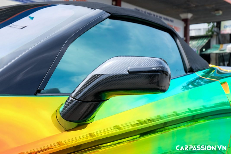 Được biết, xe đã được chủ nhân “tân trang” diện mạo bằng phương pháp dán decal, lớp áo mới mang phong cách tán sắc và có khả năng chuyển màu theo góc nhìn, thu hút rất nhiều ánh mắt hiếu kì của người đi đường. Bên cạnh đó, một số chi tiết khác ở phần ngoại thất cũng được dán giả sợi carbon như : líp trước, líp gió hông, gương chiếu hậu, khe thoát khí trên nắp ca-pô, mâm xe, cánh gió và cản sau.