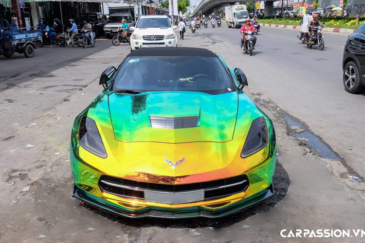 Chủ xe có thể lựa chọn hộp số sàn 7 cấp hoặc hộp số tự động 6 cấp, Corvette C7 Stingray Convertible chỉ mất 4,4 giây để tăng tốc từ 0-100 km/h và có tốc độ tối đa 280 km/h. Giá xe Chevrolet Corvette C7 trong bài viết này khoảng 4 tỷ đồng.