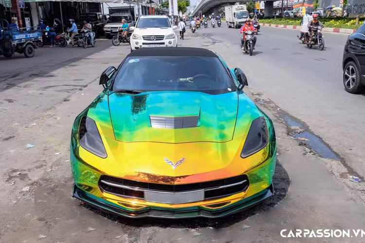 Chủ xe có thể lựa chọn hộp số sàn 7 cấp hoặc hộp số tự động 6 cấp, Corvette C7 Stingray Convertible chỉ mất 4,4 giây để tăng tốc từ 0-100 km/h và có tốc độ tối đa 280 km/h. Giá xe Chevrolet Corvette C7 trong bài viết này khoảng 4 tỷ đồng.