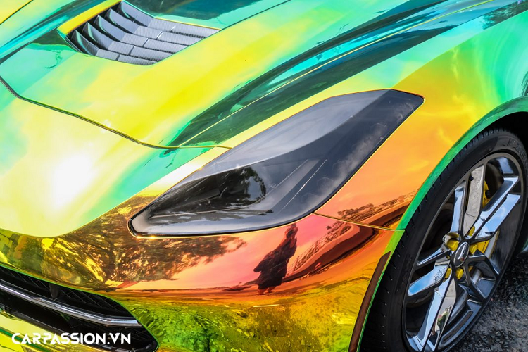 Ở thế hệ thứ 7, thiết kế của xe được “lột xác” theo hướng hầm hố hơn, phần đầu vuốt nhọn như một mũi tên lao về phía trước, nắp ca-pô dập gân mạnh mẽ với các khe thoát khí và có thể mở ngược ấn tượng. Hệ thống đèn chiếu sáng dạng LED hình cánh chim hút mắt, cản trước được bổ sung thêm phần líp gió thể thao.