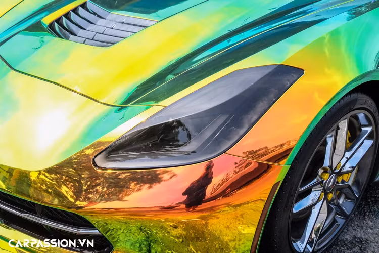 Ở thế hệ thứ 7, thiết kế của xe được “lột xác” theo hướng hầm hố hơn, phần đầu vuốt nhọn như một mũi tên lao về phía trước, nắp ca-pô dập gân mạnh mẽ với các khe thoát khí và có thể mở ngược ấn tượng. Hệ thống đèn chiếu sáng dạng LED hình cánh chim hút mắt, cản trước được bổ sung thêm phần líp gió thể thao.