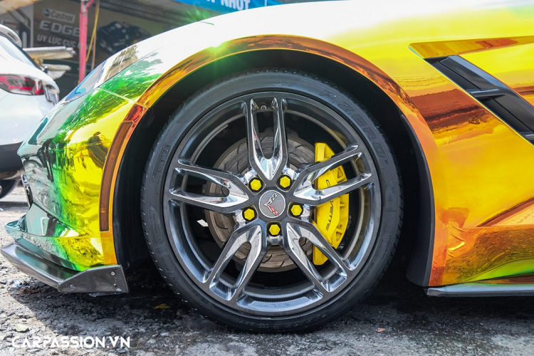 Chevrolet Corvette C7 Stingray Convertible được trang bị các tính năng an toàn nổi bật như hệ thống chống bó cứng phanh ABS, cân bằng điện tử, kiểm soát độ bám đường ở tốc độ cao hay chống trượt vi sai cầu sau điện tử, cảnh báo áp suất lốp, kiểm soát lực kéo, camera lùi, túi khí trước và bên sườn.