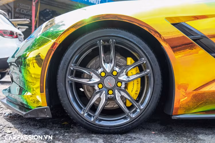 Chevrolet Corvette C7 Stingray Convertible được trang bị các tính năng an toàn nổi bật như hệ thống chống bó cứng phanh ABS, cân bằng điện tử, kiểm soát độ bám đường ở tốc độ cao hay chống trượt vi sai cầu sau điện tử, cảnh báo áp suất lốp, kiểm soát lực kéo, camera lùi, túi khí trước và bên sườn.