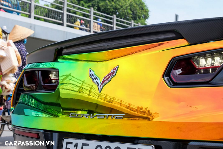 Xe chỉ có hai chỗ ngồi, kích thước tổng thể gồm chiều dài x rộng x cao lần lượt là 4.493 x 1.877 x 1.240 mm, chiều dài trục cơ sở 2.710 mm. Bộ mâm trên xe có dạng 5 chấu kép, ẩn bên trong là đĩa phanh thép cỡ lớn và cùm phanh sơn vàng nổi bật. Phía sau hốc bánh trước có sự xuất hiện của một khe thoát khí và logo “Stingray”.