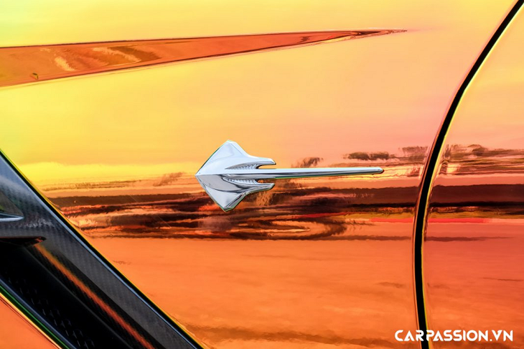 Tiến vào bên trong, khoang nội thất của xe được thiết kế tập trung toàn bộ vào vị trí người lái. Ghế ngồi bọc da tối màu và có chức năng chỉnh điện 8 hướng. Bên cạnh đó, xe còn được trang bị màn hình giải trí cảm ứng 8 inch, hệ thống âm thanh Bose 10 loa, vô-lăng 3 chấu, tích hợp nhiều phím chức năng hỗ trợ người lái và lẫy chuyển số phía sau.