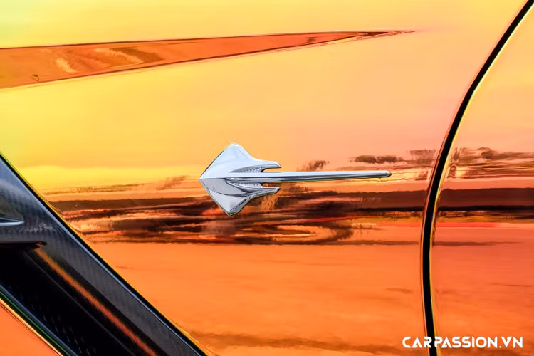 Tiến vào bên trong, khoang nội thất của xe được thiết kế tập trung toàn bộ vào vị trí người lái. Ghế ngồi bọc da tối màu và có chức năng chỉnh điện 8 hướng. Bên cạnh đó, xe còn được trang bị màn hình giải trí cảm ứng 8 inch, hệ thống âm thanh Bose 10 loa, vô-lăng 3 chấu, tích hợp nhiều phím chức năng hỗ trợ người lái và lẫy chuyển số phía sau.